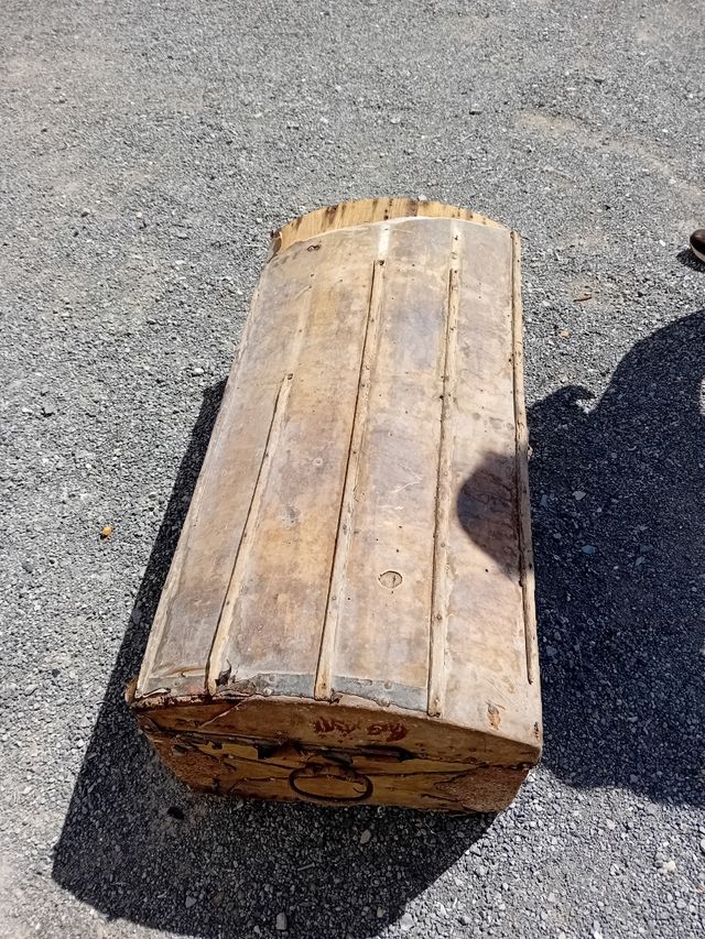 Baúl muy antiguo forrado en piel