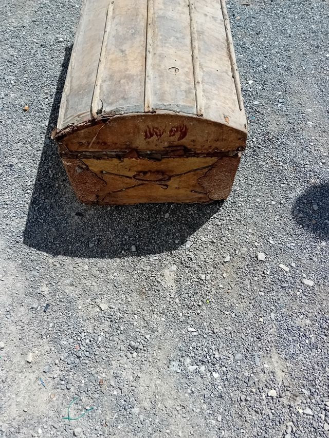 Baúl muy antiguo forrado en piel