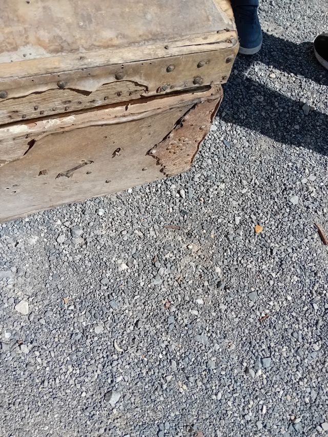 Baúl muy antiguo forrado en piel