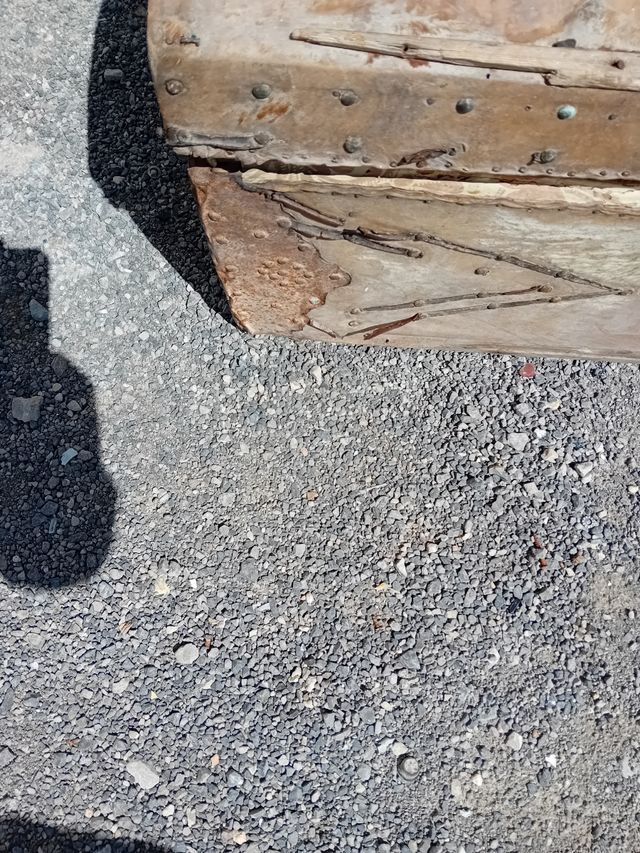 Baúl muy antiguo forrado en piel