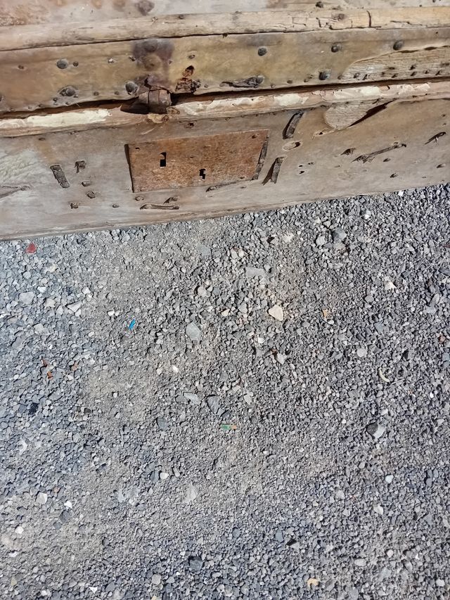 Baúl muy antiguo forrado en piel