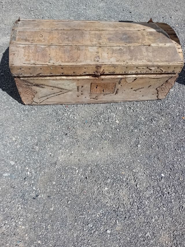 Baúl muy antiguo forrado en piel