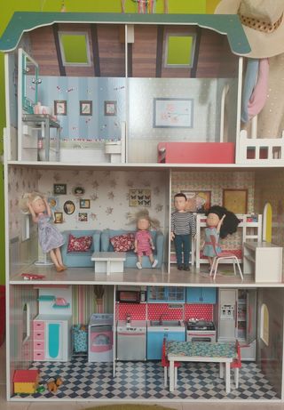 Muñecos y accesorios de la casa de muñecas Amanda