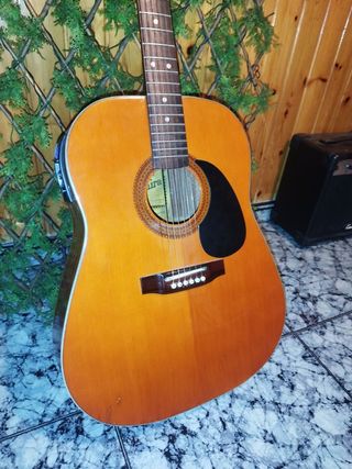 Guitarra acústica admira