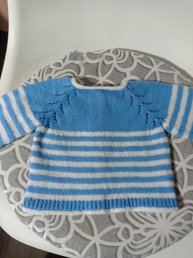 Chaquetita jersey bebe hecha a mano