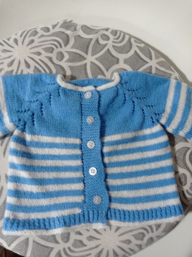 Chaquetita jersey bebe hecha a mano