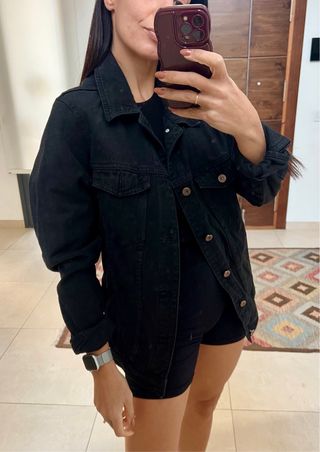 Cazadora vaquera negra con estampado oriental