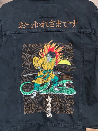 Cazadora vaquera negra con estampado oriental