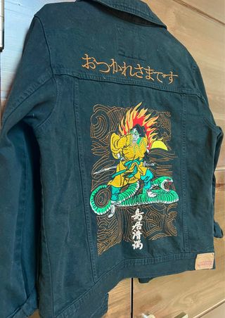 Cazadora vaquera negra con estampado oriental