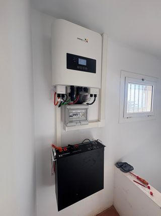 Instalación de paneles solares e inversores >>