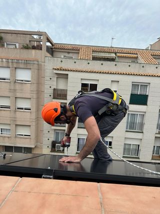 Instalación de paneles solares e inversores >>