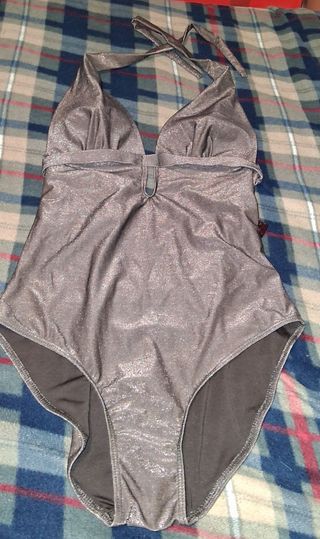 Bañador dorado de mujer.