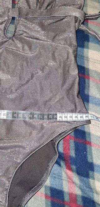 Bañador dorado de mujer.