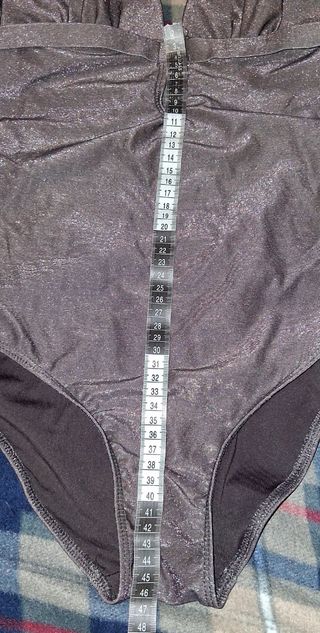 Bañador dorado de mujer.