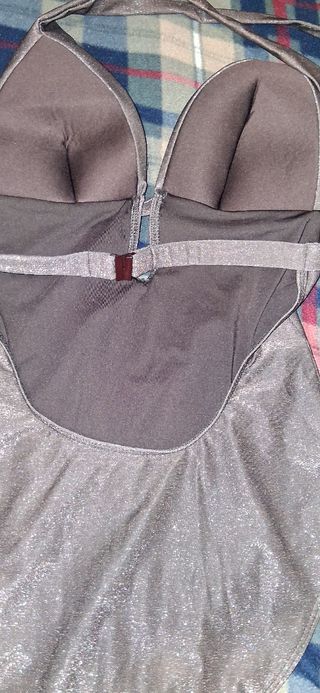 Bañador dorado de mujer.