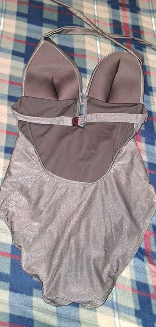 Bañador dorado de mujer.