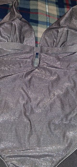 Bañador dorado de mujer.