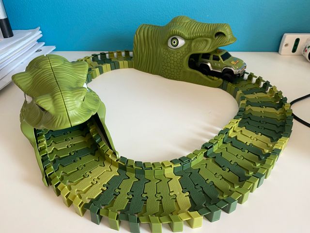 PISTA AUTOMOBILINE DINOSAURI