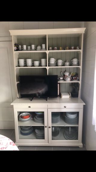Alacena con vitrina y estanterías blanca Ikea