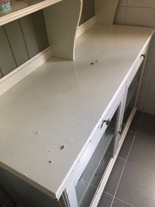 Alacena con vitrina y estanterías blanca Ikea