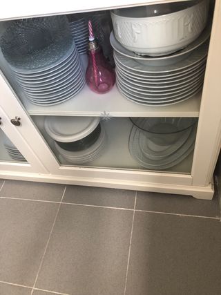 Alacena con vitrina y estanterías blanca Ikea
