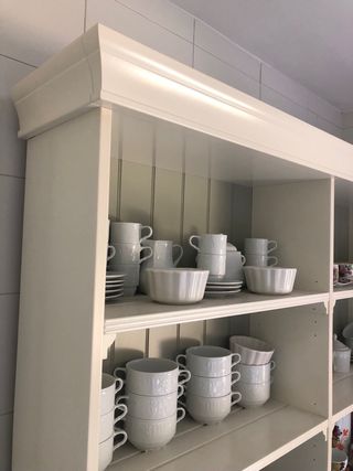 Alacena con vitrina y estanterías blanca Ikea