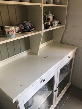 Alacena con vitrina y estanterías blanca Ikea
