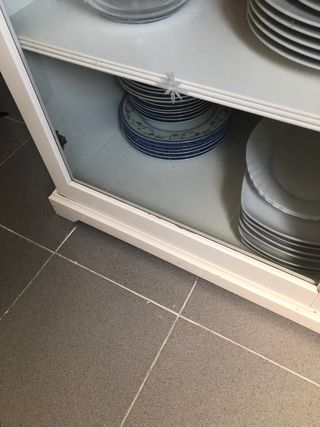 Alacena con vitrina y estanterías blanca Ikea