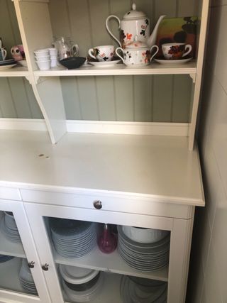 Alacena con vitrina y estanterías blanca Ikea