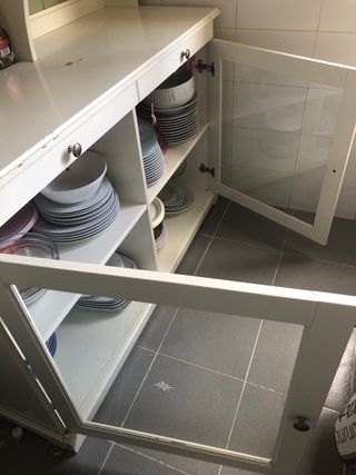 Alacena con vitrina y estanterías blanca Ikea