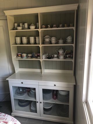 Alacena con vitrina y estanterías blanca Ikea