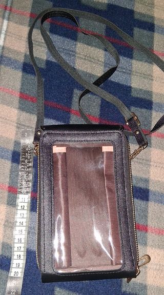 Bolso monedero negro de mujer.