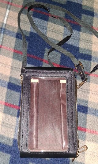 Bolso monedero negro de mujer.