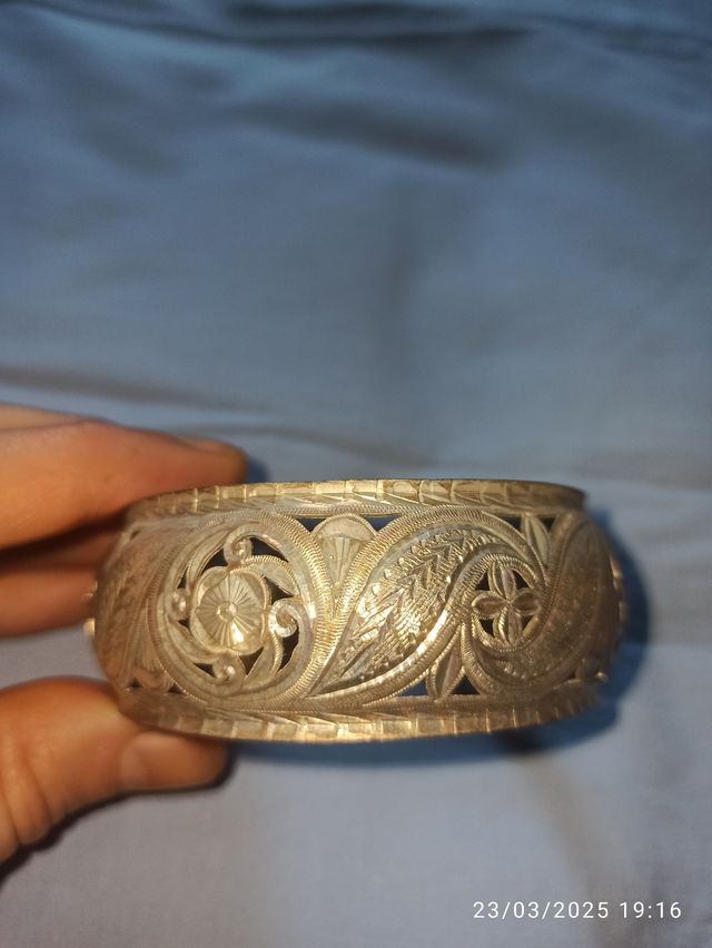 Brazalete de plata antiguo tallado