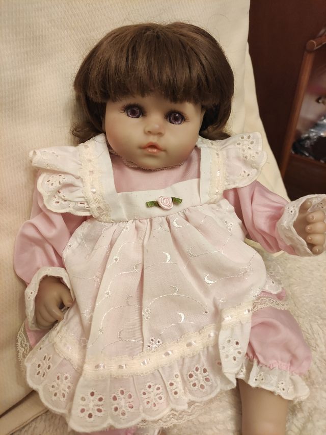 Bonita muñeca de porcelana 