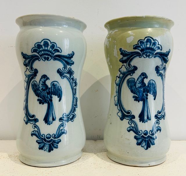 Pareja de Albarelos Antiguos. Portugal. S XVIII