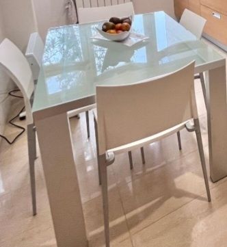 Mesa y sillas de cocina