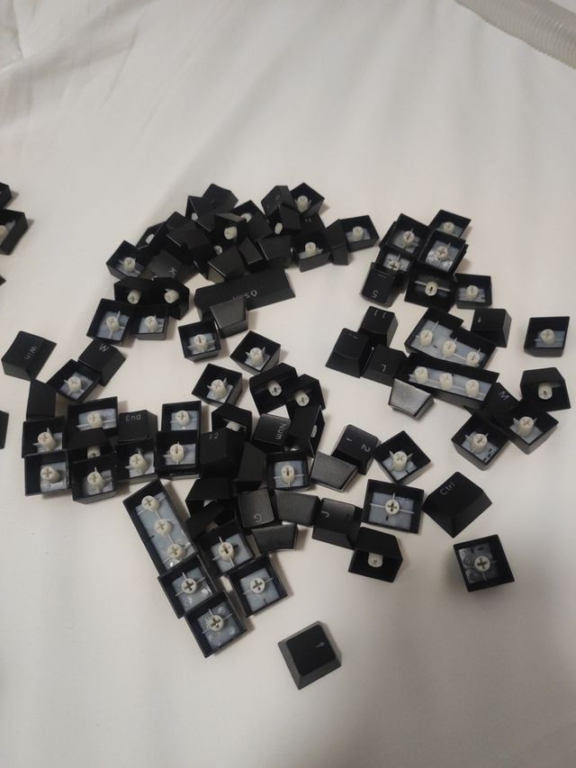 Parti della tastiera meccanica a 113 tasti