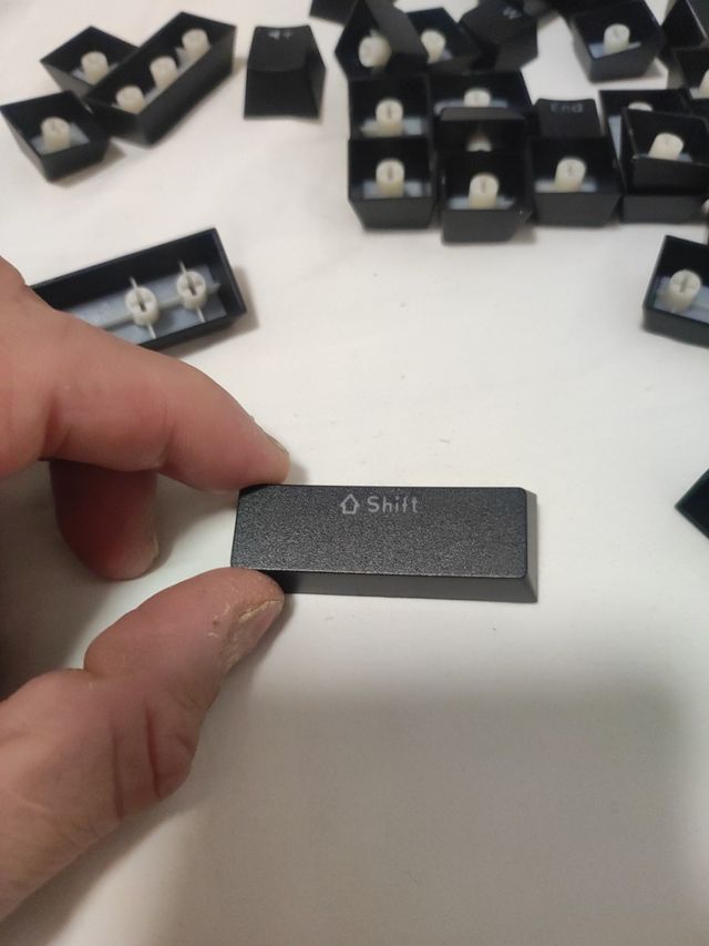 Parti della tastiera meccanica a 113 tasti