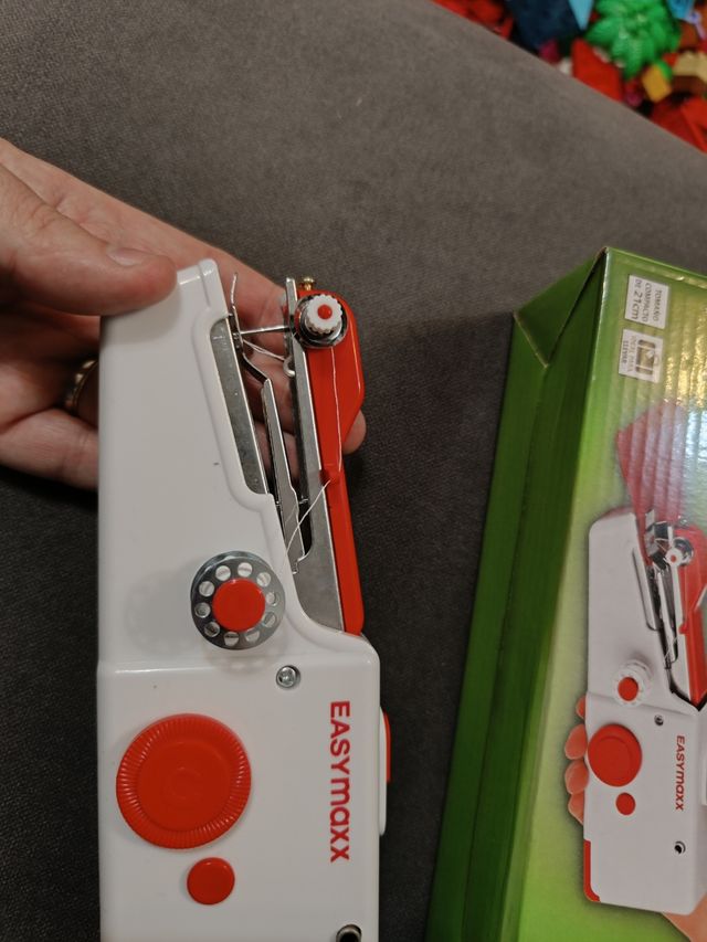 Macchina da cucire manuale