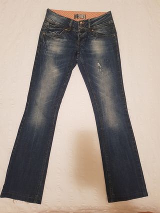 Pantalones vaqueros azul acampanados