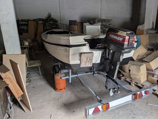 Barco de pesca listo para botar