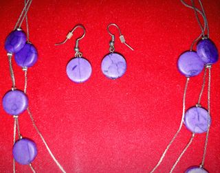Conjunto morado: collar y pendientes.