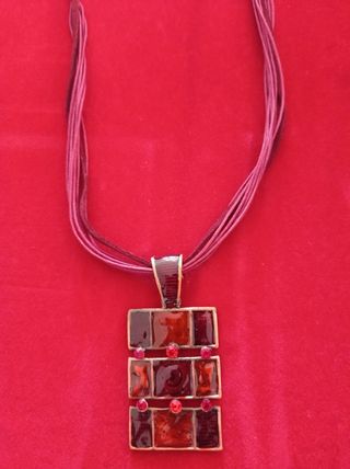 Conjunto de pendientes y colgante.