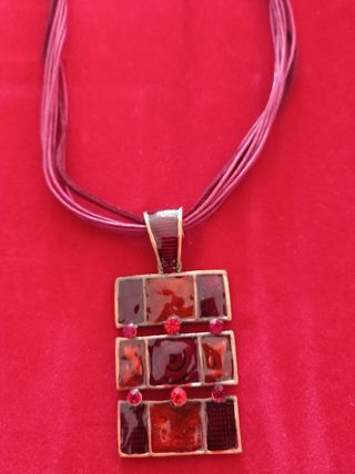 Conjunto de pendientes y colgante.