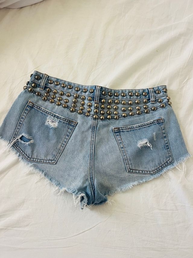 Short vaquero tachuelas
