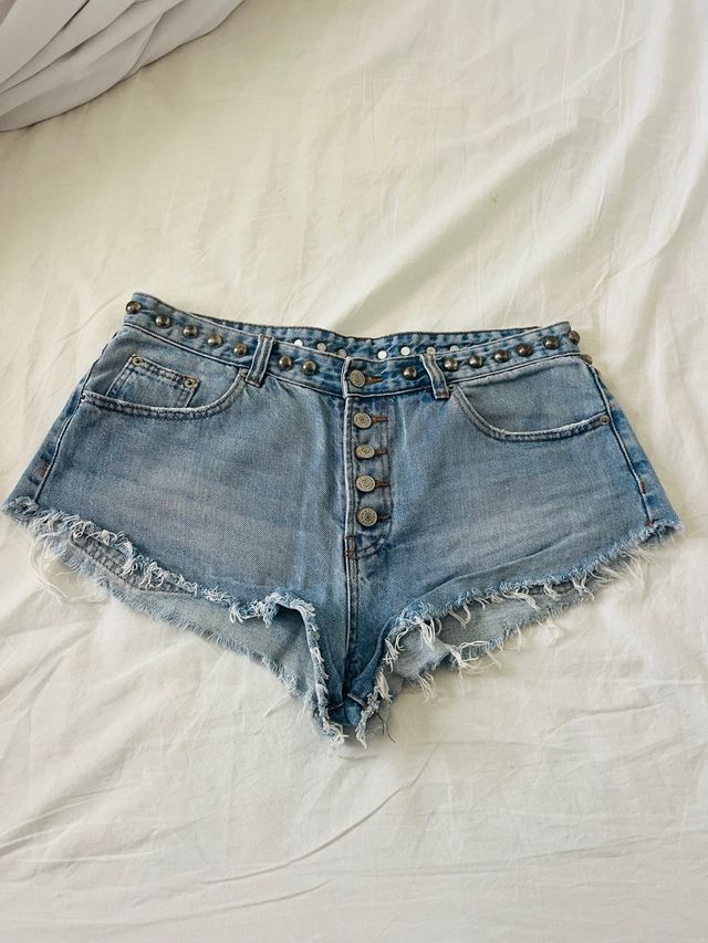 Short vaquero tachuelas