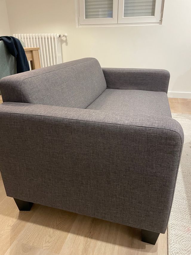 Sofa de dos plazas impecable y sin manchas