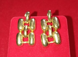 Pendientes dorados.