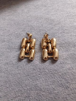 Pendientes dorados.